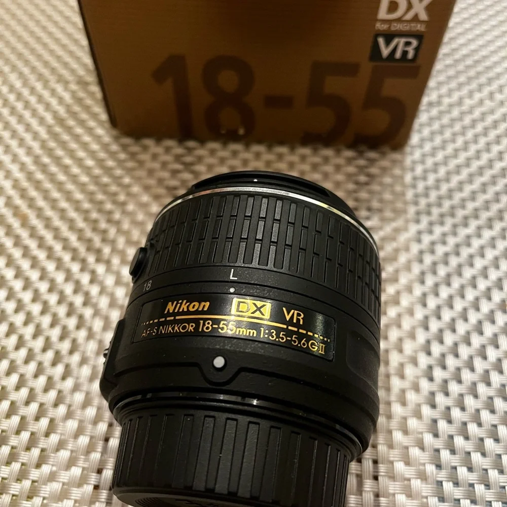 Nikon Nikkor AF-S DX 18-55mm F/3.5-5.6G VR II lens